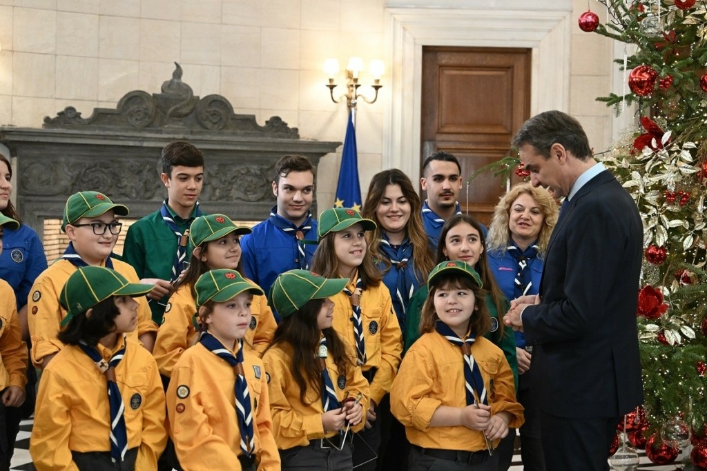 Άκουσε τα κάλαντα ο Κυριάκος Μητσοτάκης – Έκλεψε τις εντυπώσεις ο Πίνατ
