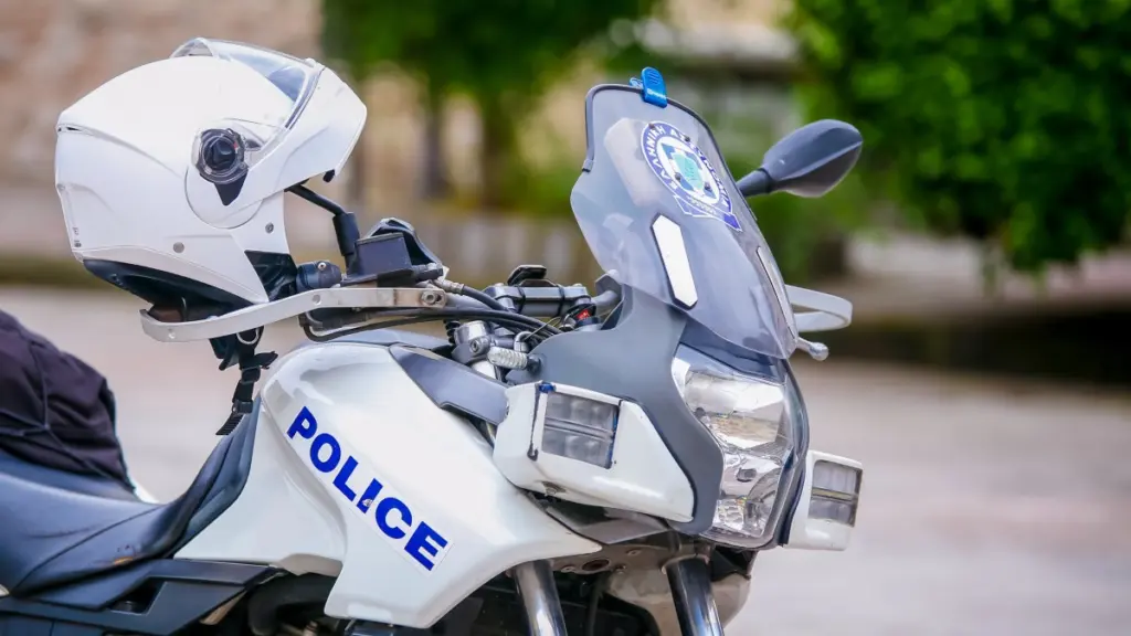 “Κινηματογραφική” καταδίωξη τα μεσάνυχτα στα Σπάτα για κλεμμένο αυτοκίνητο