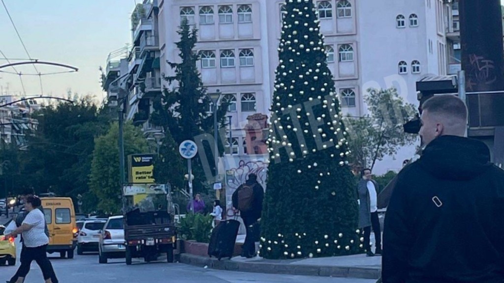 “Έγδυσαν” ξανά χριστουγεννιάτικο δέντρο στο κέντρο της Αθήνας – Αυτή τη φορά στα Πατήσια