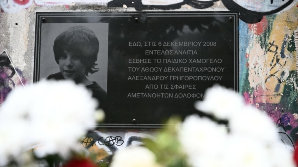 Λουλούδια από πολίτες στο μνημείο του Αλέξανδρου Γρηγορόπουλου