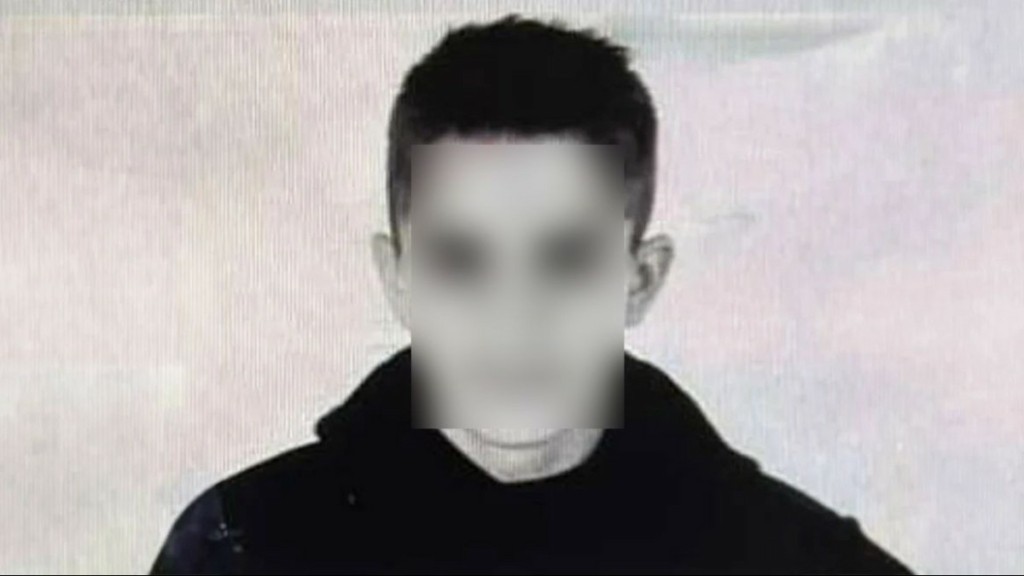 Αυτός είναι ο 18χρονος Ν.Γ. που έριξε την φωτοβολίδα στον 31χρονο αστυνομικό – Του την έδωσαν οι “αρχηγοί”