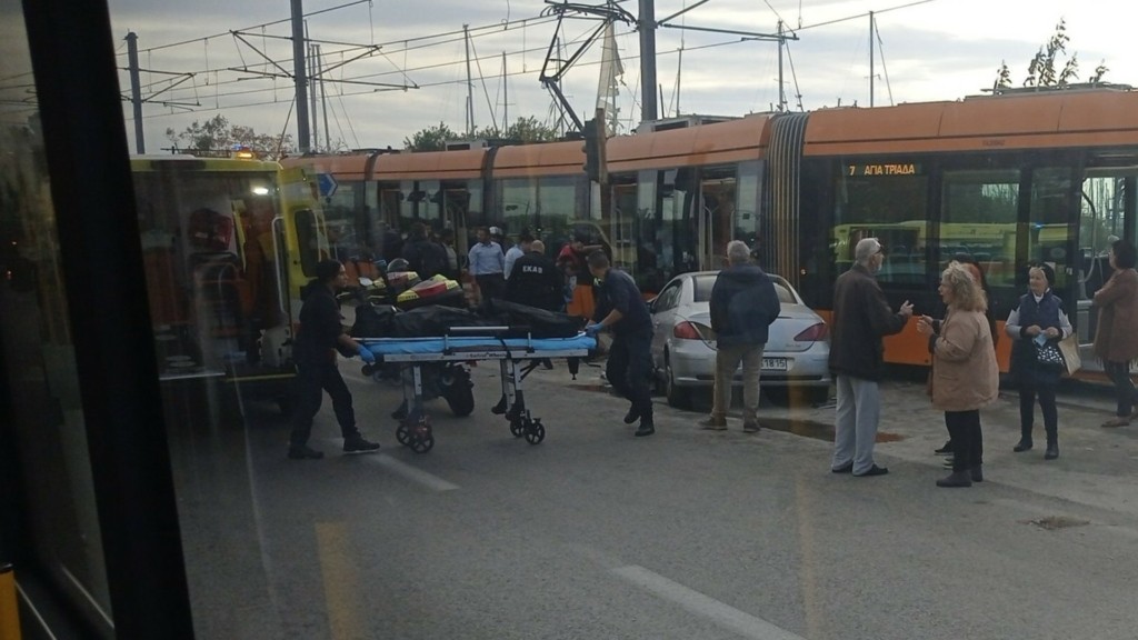 Σύγκρουση τραμ με αυτοκίνητο στο Παλαιό Φάληρο – Μία νεκρή και ένας σοβαρά τραυματίας – Αυτόπτης μάρτυρας στο DEBATER