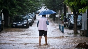 Καιρός: Άνοιξαν οι ουρανοί στην Αττική – Έντονα φαινόμενα σε Μακεδονία, Θεσσαλία και Στερεά Ελλάδα (Βίντεο)