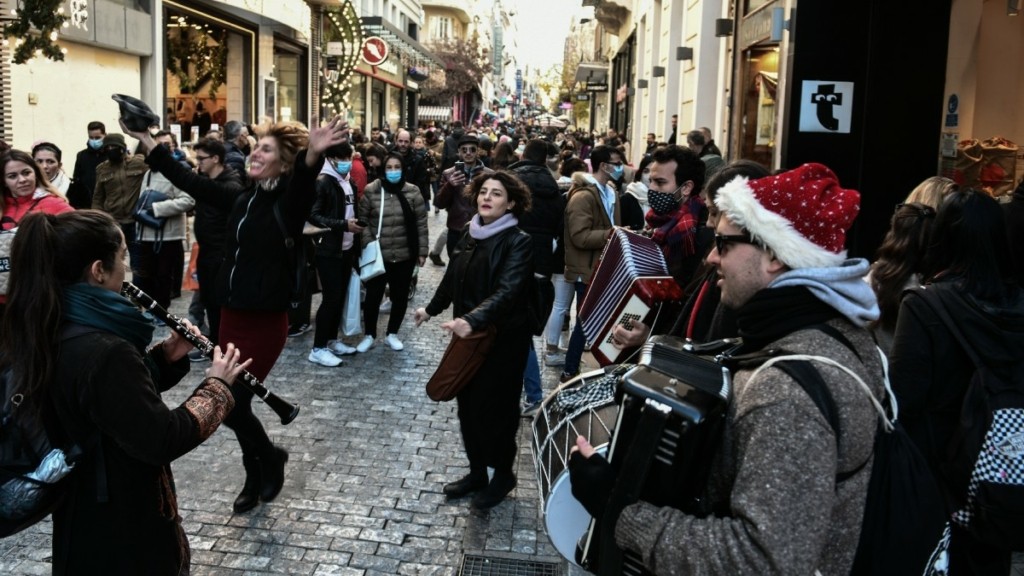 Εορταστικό ωράριο: Ποιες ώρες θα λειτουργήσουν σήμερα καταστήματα και σούπερ μάρκετ