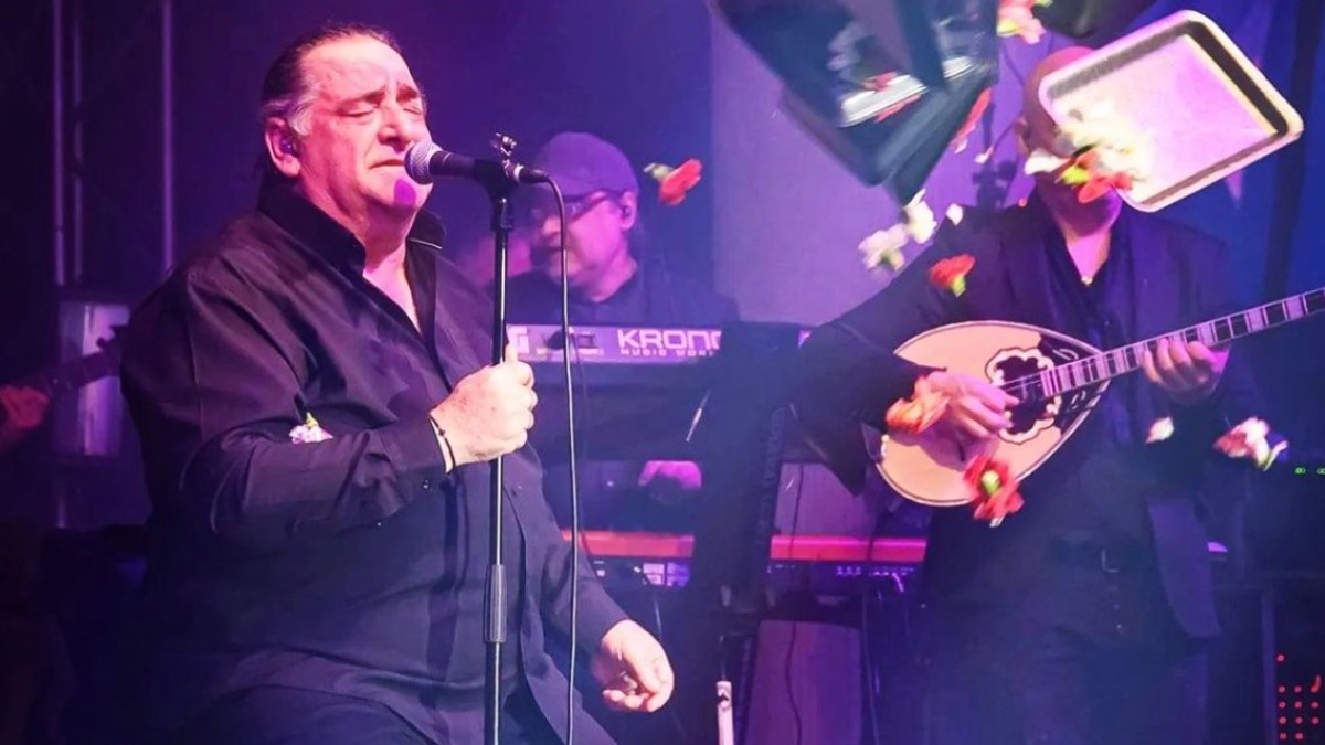 Η επική αντίδραση του Βασίλη Καρρά όταν θαμώνας του πέταξε δίσκο με λουλούδια στο πρόσωπο