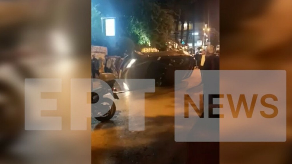 Κλειστή η κάθοδος της λεωφόρου Γαλατσίου – Αυτοκίνητο προσέκρουσε σε παρκαρισμένο όχημα και ανατράπηκε