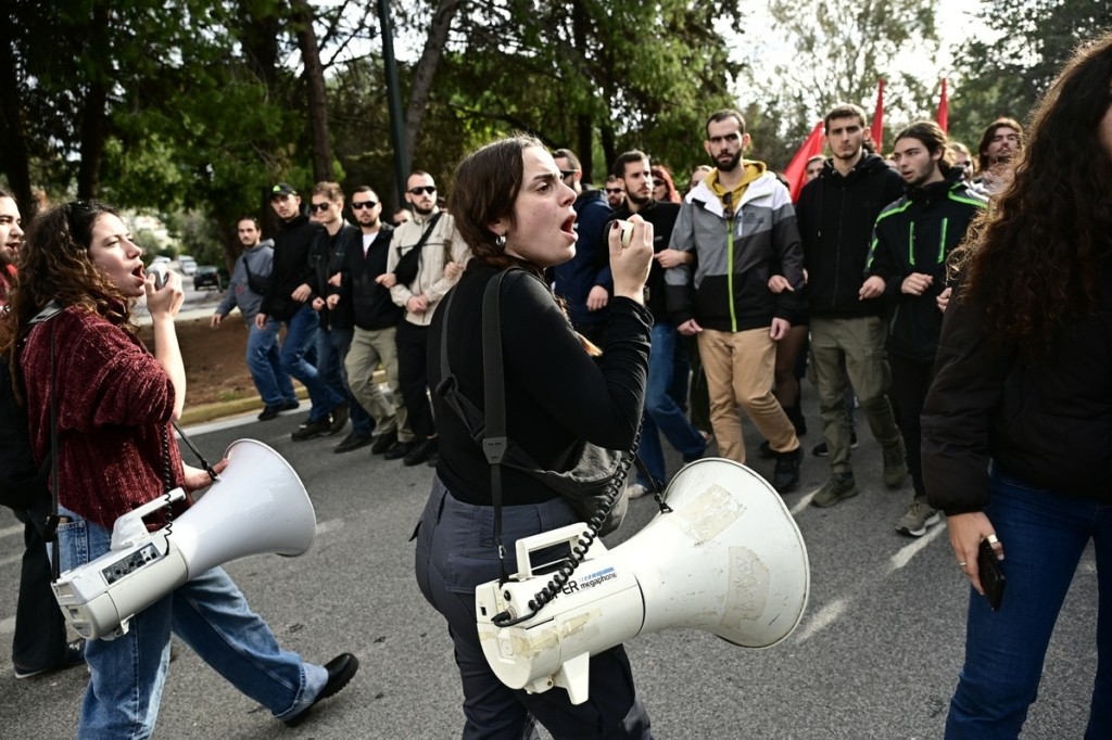 Σύνοδος Πρυτάνεων στο Καβούρι: Έκλεισαν δρόμοι – Ένταση με φοιτητές και ΕΛ.ΑΣ (Pics)