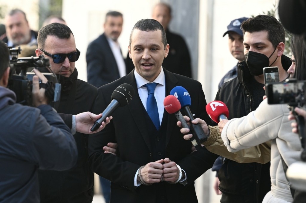 Ηλίας Κασιδιάρης: Με χειροπέδες και συνοδεία αστυνομικών ορκίστηκε δημοτικός σύμβουλος (Pics)