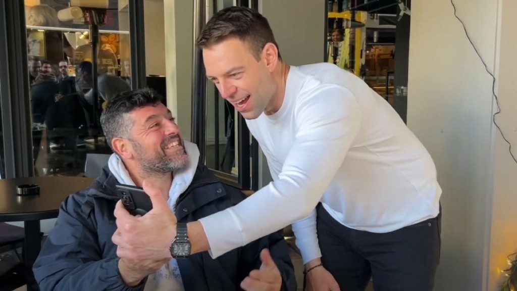Επικό photobombing Κασσελάκη στην πλατεία Αγρινίου – «Δείχνεις φόρεμα;» (vid)