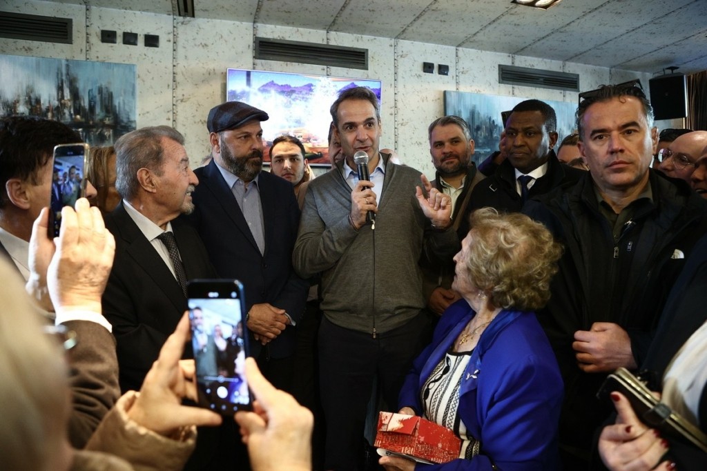 Μητσοτάκης από το Πέραμα για την ακρίβεια: Ξέρουμε ότι “δαγκώνει”, ειδικά στα σούπερ μάρκετ