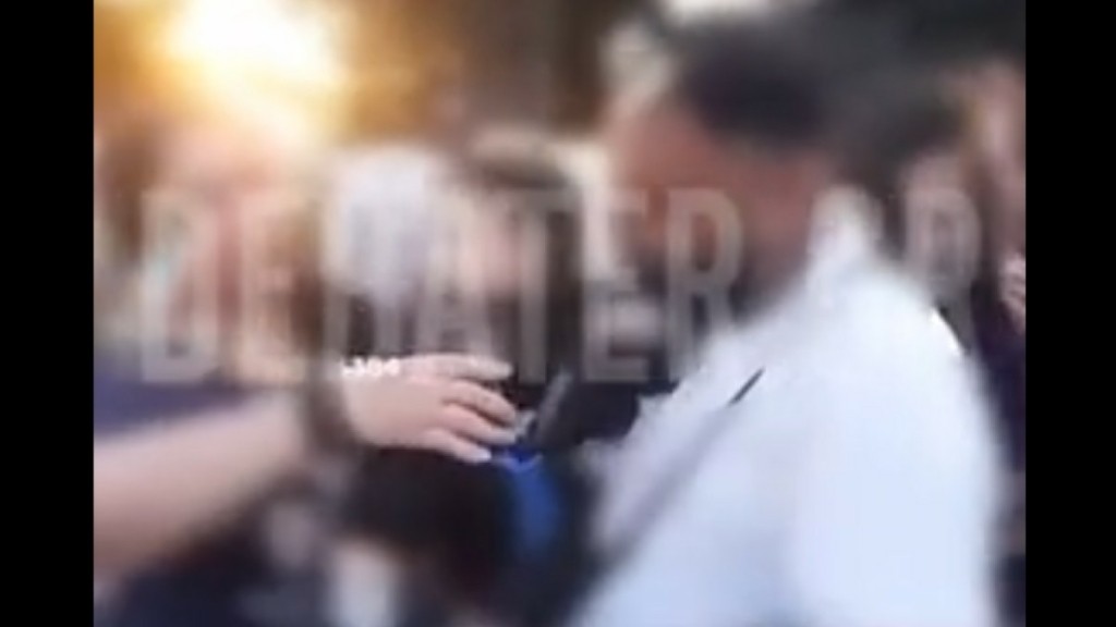 Αδιανόητα βίντεο – Ρομά «ντύνουν» βρέφος με όπλα – Νεαρός πυροβολεί με πολεμικό όπλο