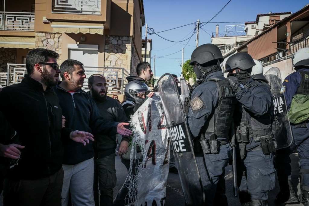 Άνω Πετράλωνα: Επιχείρηση έξωσης οικογένειας παρουσία ΜΑΤ – Βγάζουν στο δρόμο 74χρονη και τον ανάπηρο γιο της (pics)