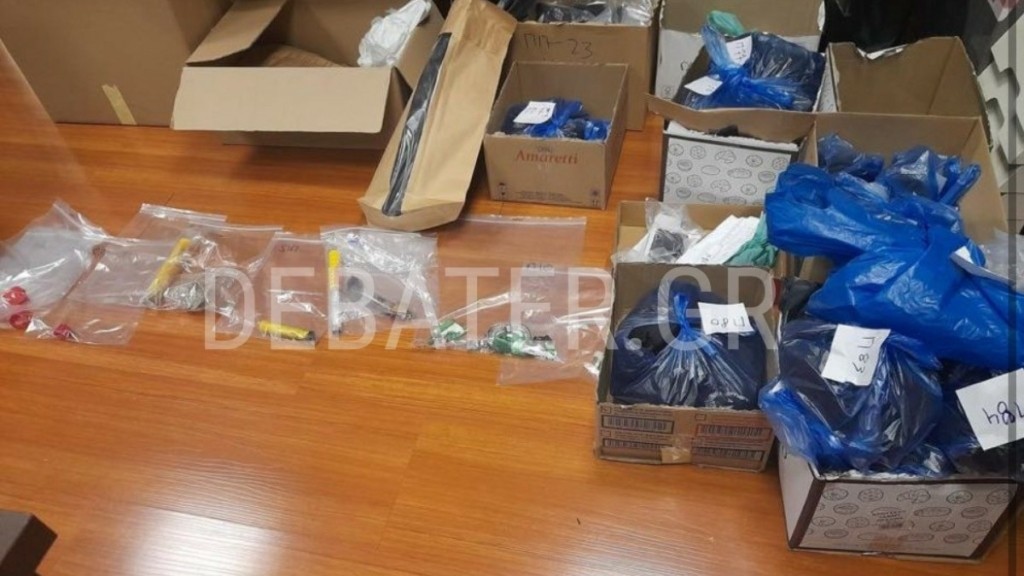 Αυτά είναι τα ευρήματα από τα επεισόδια στου Ρέντη – Φωτοβολίδες, μπουκάλια και μαχαίρια (pics)