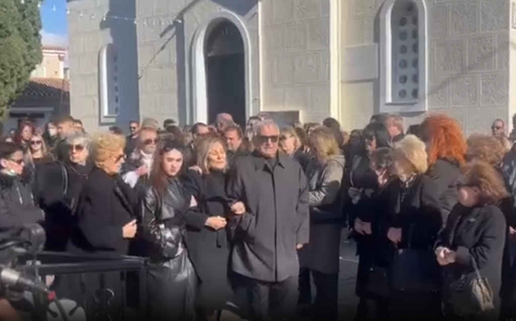 Σαλαμίνα: Σπαρακτικό αντίο στην 43χρονη – “Δεν μου είπες τίποτα Άγγελε μου για να σε προστατέψω”
