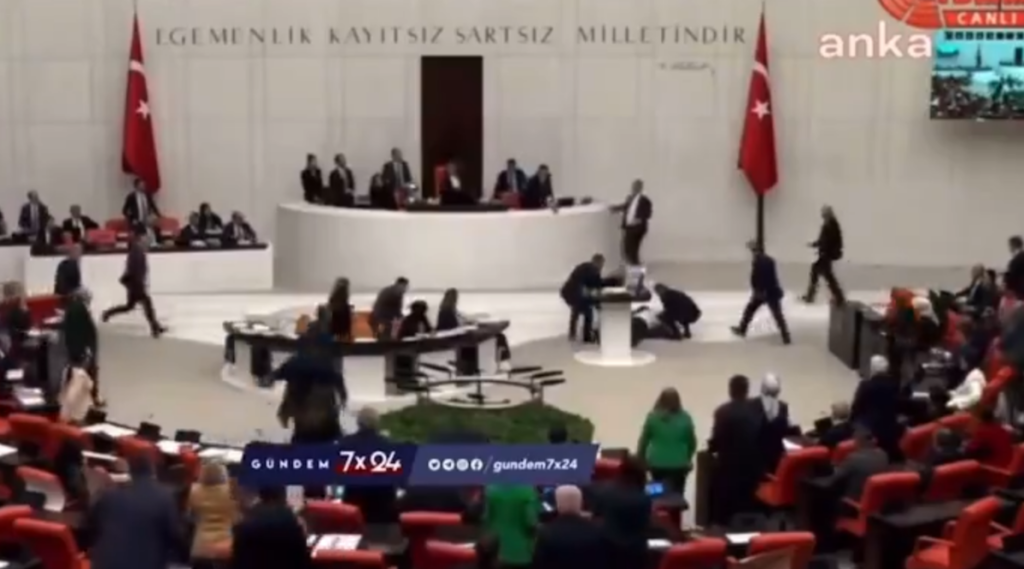 Θλίψη στην Τουρκία: Πέθανε ο βουλευτής που έπαθε καρδιακή προσβολή στη διάρκεια ομιλίας του στην Εθνοσυνέλευση