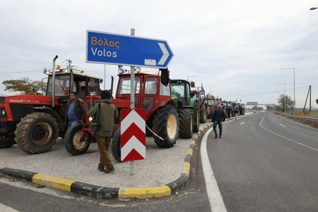 Λάρισα: Στους δρόμους με τρακτέρ οι αγρότες (Vid, Pics)