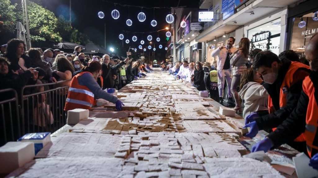 Περιστέρι: Η μεγαλύτερη βασιλόπιτα της Ελλάδας – 9 τόνοι και 65.000 κομμάτια
