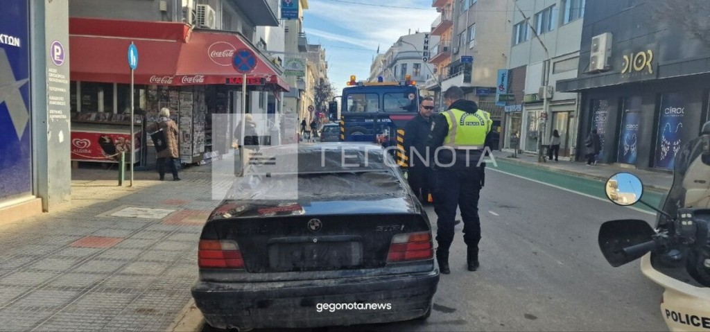 Βόλος: Οδηγός το… τερμάτισε – Πάρκαρε παράνομα, έβγαλε πινακίδες για να γλιτώσει το πρόστιμο και πήγε για τσίπουρο