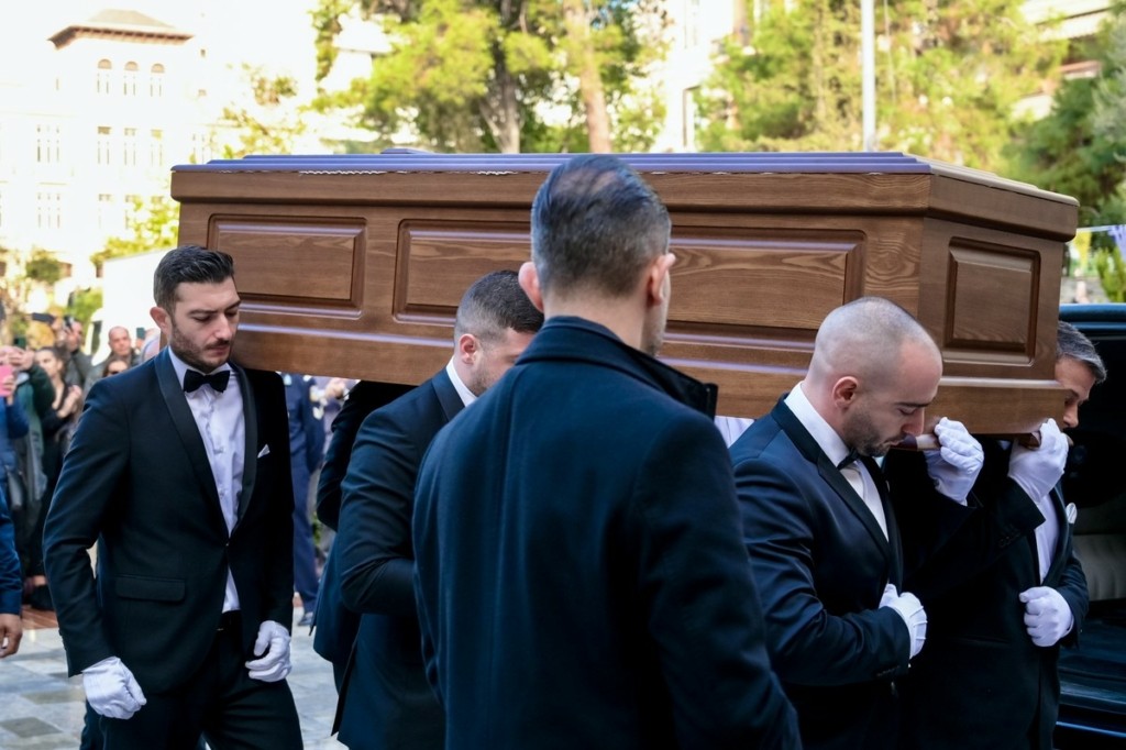 «Αθάνατος Βασιλάρα» – Ουρές στη Θεσσαλονίκη για το λαϊκό προσκύνημα στον Βασίλη Καρρά (Pics&Vid)