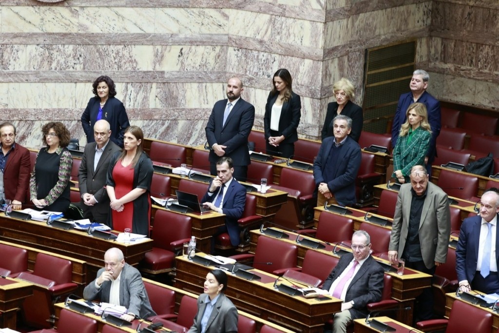 Αλαλούμ στη Βουλή: Πώς έγινε το μπέρδεμα με την ενός λεπτού σιγή για τον Αλέξανδρο Γρηγορόπουλου – Οι μισοί κάθονταν (Pics)