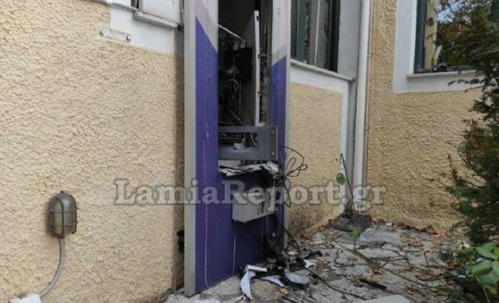 Δαύλεια: Ληστές ανατίναξαν ΑΤΜ αλλά έφυγαν με άδεια χέρια