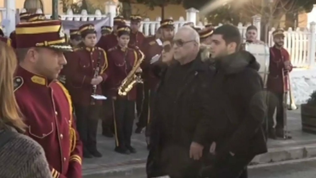 Υποβασταζόμενος ο αδελφός του Βασίλη Καρρά στο τελευταίο αντίο