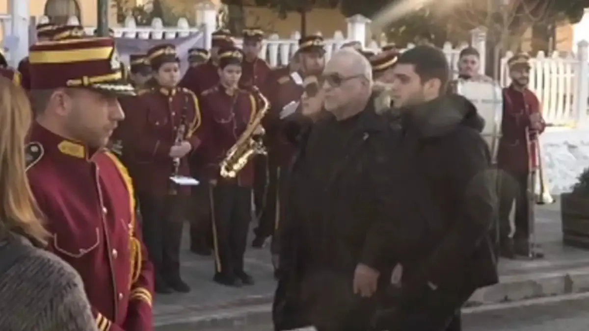 Υποβασταζόμενος ο αδελφός του Βασίλη Καρρά στο τελευταίο αντίο