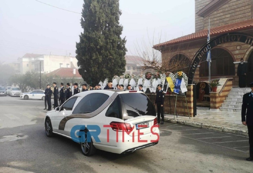 Θρήνος και οδύνη στο «ύστατο χαίρε» στον 32χρονο αστυνομικό που δολοφονήθηκε από τον Νορβηγό στη Θεσσαλονίκη