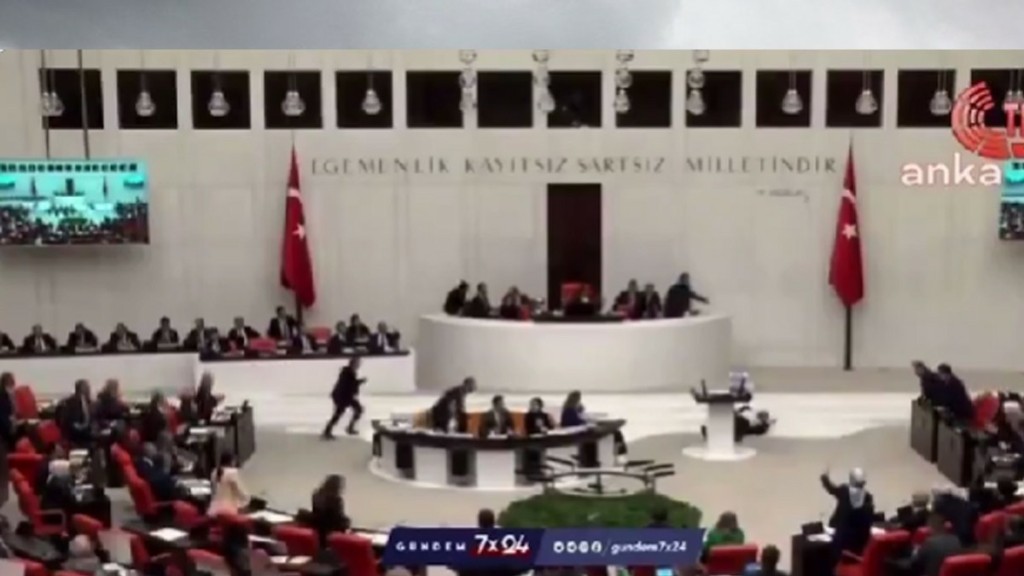 Δείτε βίντεο – Τούρκος βουλευτής καταρρέει μετά από εκφώνηση λόγου κατά του Ισραήλ