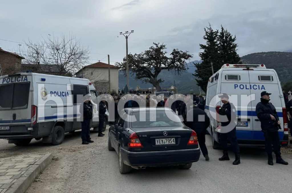 Με ισχυρή αστυνομική δύναμη στο νεκροταφείο στη Χειμάρρα ο Φρέντι Μπελέρης – Η 6ωρη άδεια ήταν τελικά δέκα λεπτά