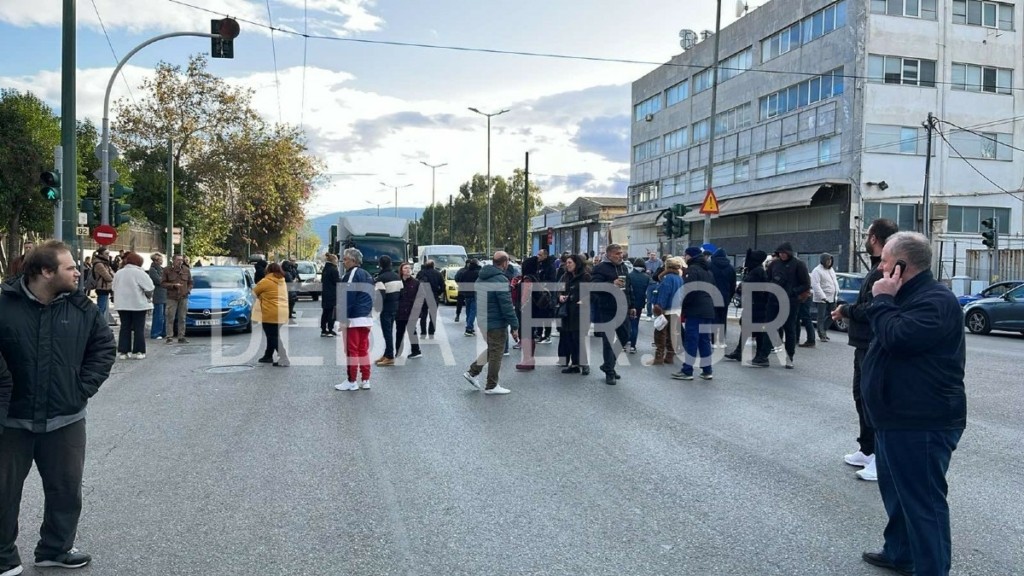 Ρέντη: Διαμαρτυρίες γονέων έξω από το Μεταγωγών μετά τα επεισόδια – Έγιναν 424 προσαγωγές