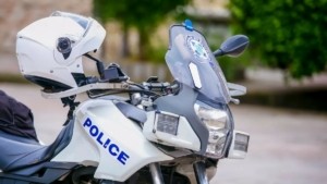 Γλυφάδα: Γερανός έπεσε πάνω σε καφετέρια – Διακόπηκε η κυκλοφορία επί της οδού Φοίβης