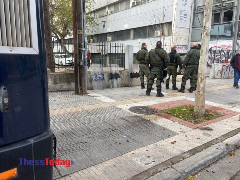 Θεσσαλονίκη: Επίθεση κουκουλοφόρων με μολότοφ σε διμοιρία των ΜΑΤ στο ΑΠΘ (pics&vid)