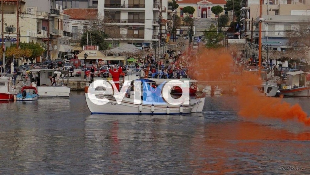 Εύβοια: Ο Άγιος Βασίλης δεν ήρθε με έλκηθρο αλλά με καΐκι στο λιμάνι