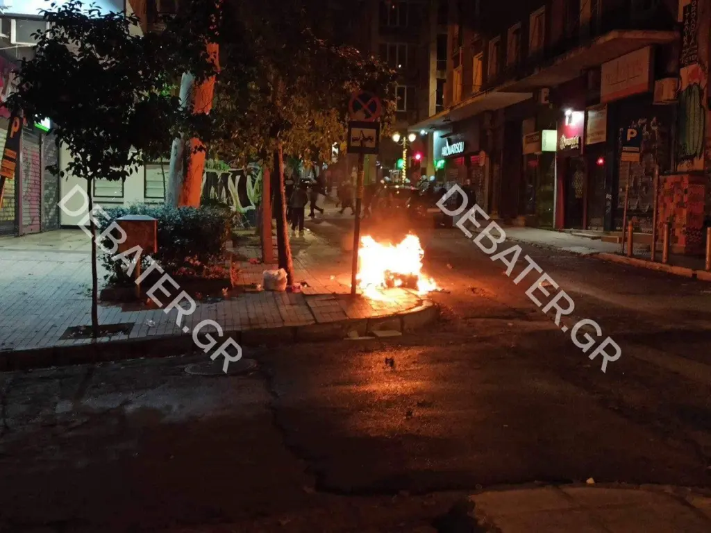 Εξάρχεια: Επεισόδια και μολότοφ μετά την πορεία Γρηγορόπουλου – Εκτοξεύονται πέτρες από μπαλκόνια στη Μεσολογγίου