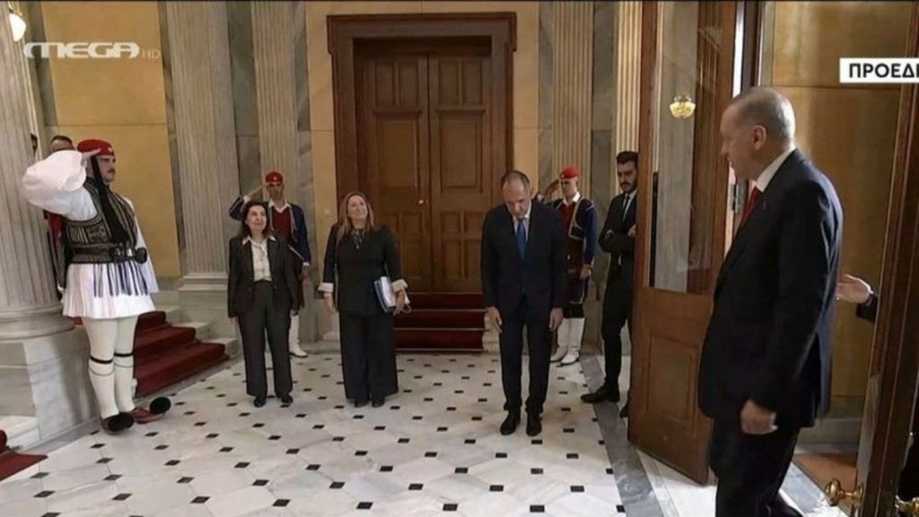 «Καμία υπόκλιση» απαντούν οι συνεργάτες Γεραπετρίτη για την υποδοχή Ερντογάν στο Προεδρικό Μέγαρο