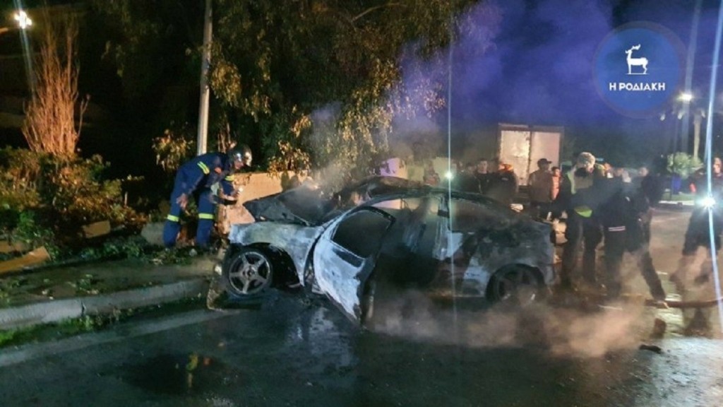 Τρόμος στη Ρόδο – Αυτοκίνητο τυλίχθηκε στις φλόγες μετά από τροχαίο