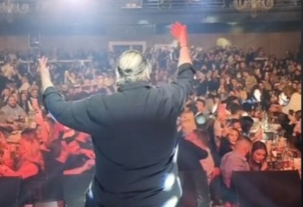 Βασίλης Καρράς: Όταν τραγούδησε με «πεταλούδα» για να μην… κρεμάσει τον κόσμο (Vid)