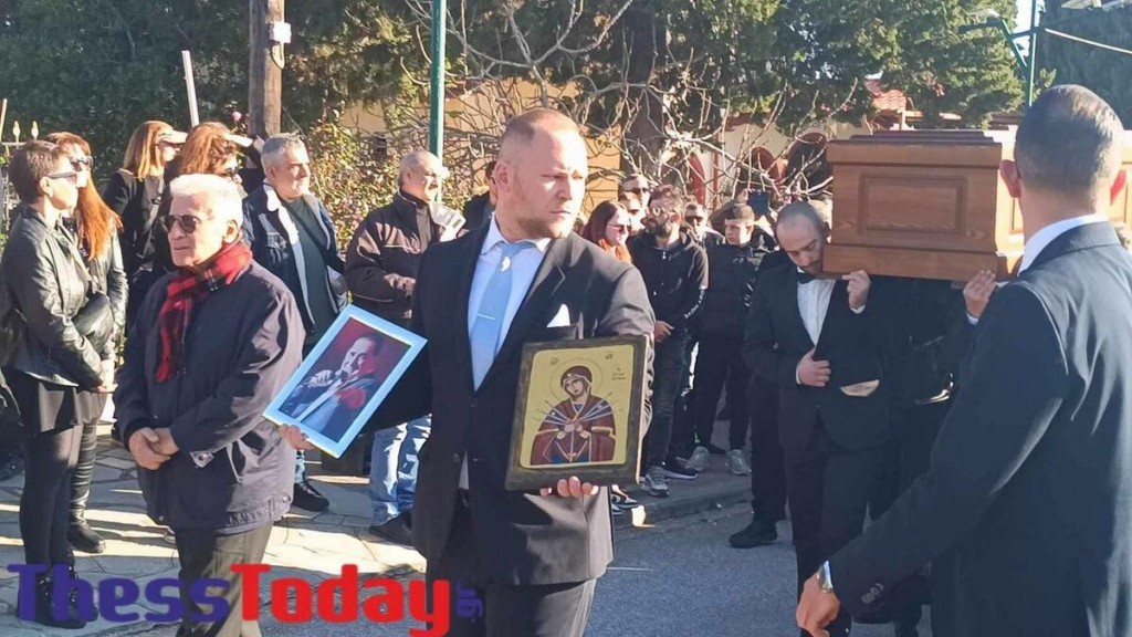 Βασίλης Καρράς: “Από τον Βορρά μέχρι τον Νότο, να σε αγαπάμε βρήκες τον τρόπο” – Συγκίνηση στον επικήδειο