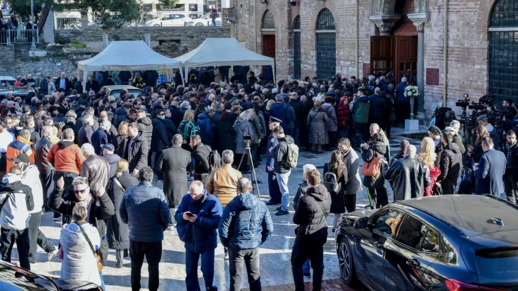 Βασίλης Καρράς: Οι επώνυμοι που έδωσαν το «παρών» στην κηδεία του (pics&vids)