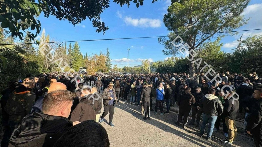 Συγκέντρωση αστυνομικών στην Αθήνα για τον τραυματισμό του 31χρονου συναδέλφου τους