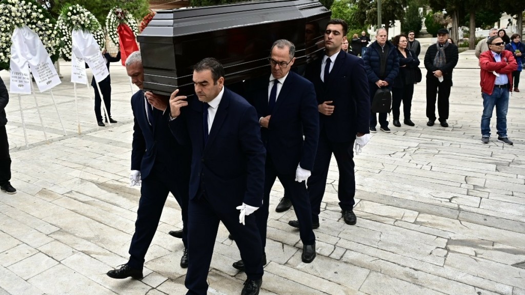 Βαθιά θλίψη στην κηδεία του Γιώργου Μιχαλακόπουλου – Πλήθος συναδέλφων του στο τελευταίο «αντίο» (pics)