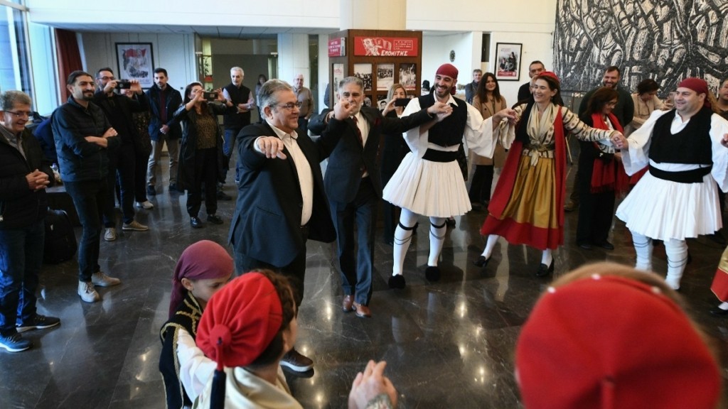 Πήγαν για κάλαντα στο ΚΚΕ και ο Κουτσούμπας το ‘ριξε στον χορό (pics)