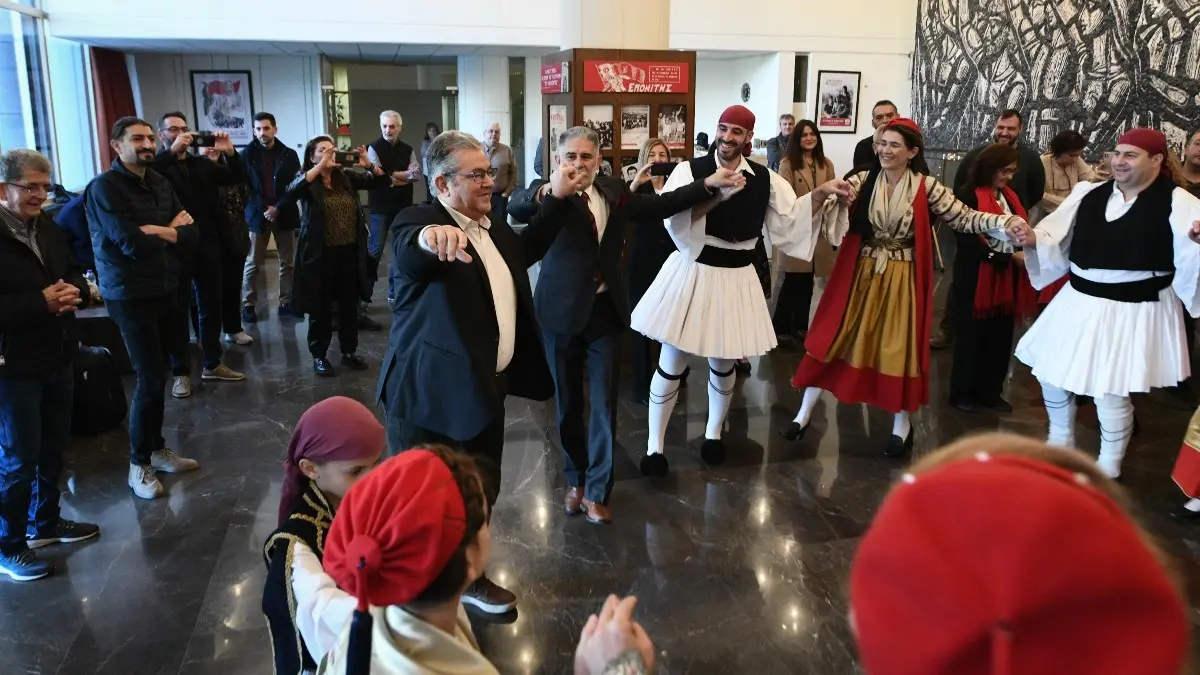 Πήγαν για κάλαντα στο ΚΚΕ και ο Κουτσούμπας το ‘ριξε στον χορό (pics)