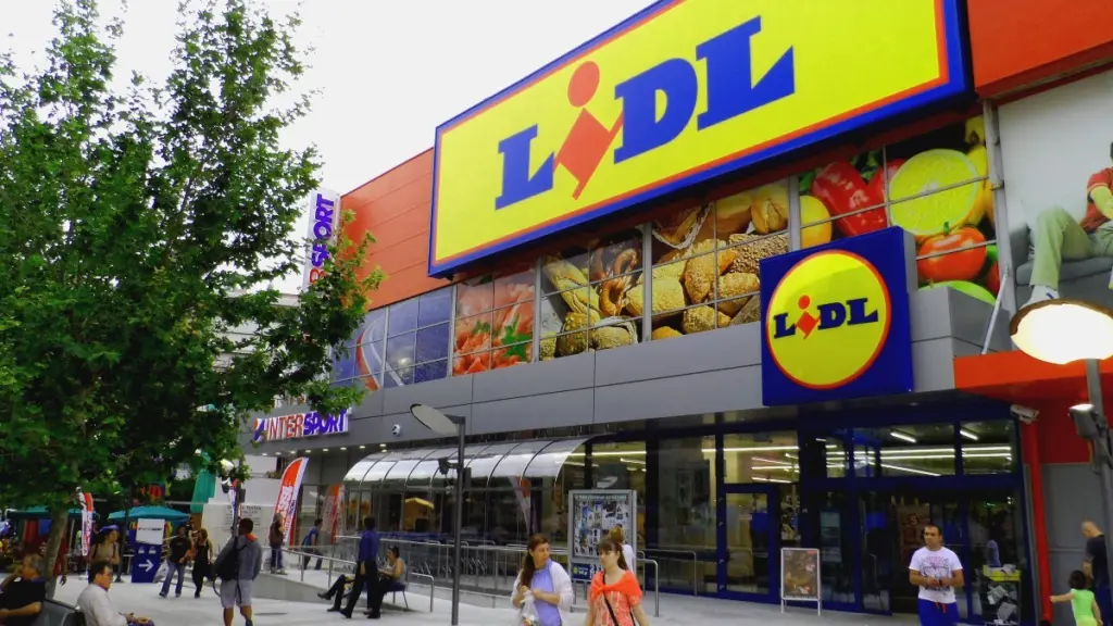 Η Lidl Ελλάς μειώνει από σήμερα τις τιμές σε πάνω από 60 προϊόντα έως -22% και τις κρατάει χαμηλές