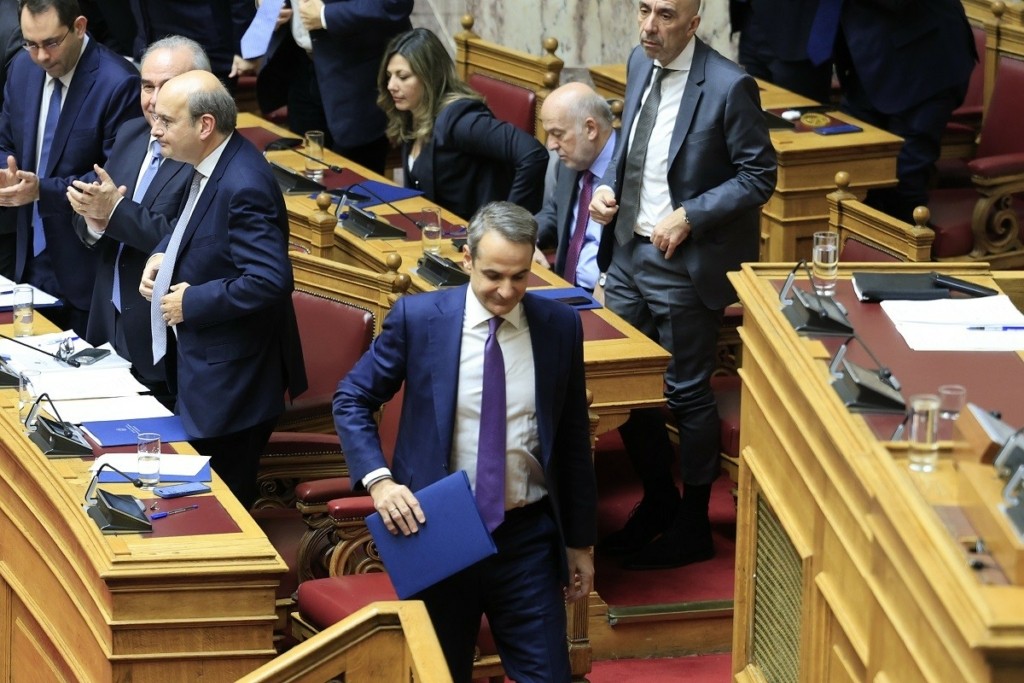 Κυριάκος Μητσοτάκης: Στο βήμα της Βουλής με πόνο στη μέση – «Θα ζητήσω συμβουλές από τον κ. Κουτσούμπα»