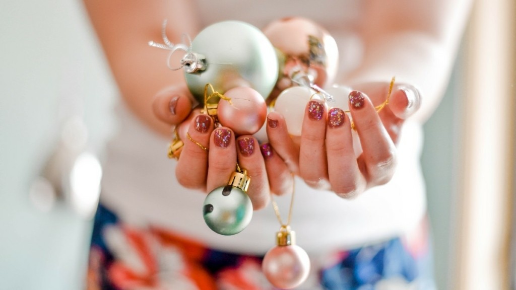 Christmas nails: 7 τάσεις για τα πιο γιορτινά μανικιούρ (pics)