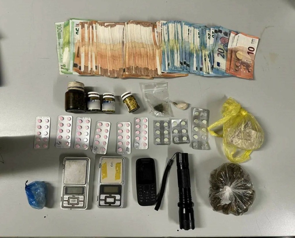 Είχε μετατρέψει το σπίτι του σε μίνι-μάρκετ ναρκωτικών – Συνελήφθη 57χρονος στην Αθήνα
