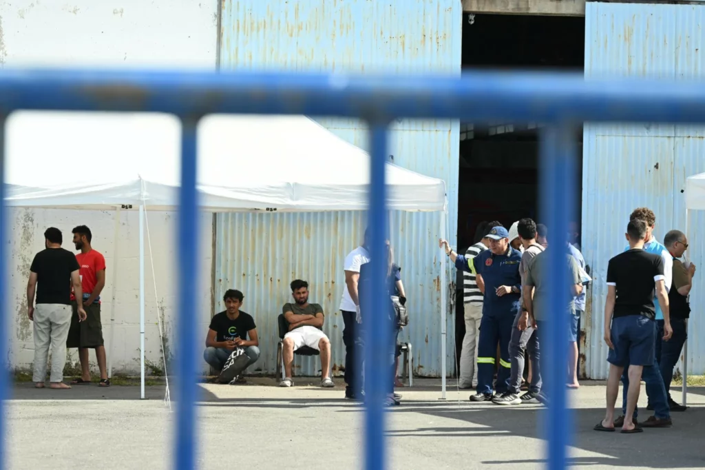 Με τροπολογία Καιρίδη νομιμοποιούνται παράνομοι μετανάστες που ζουν στην Ελλάδα την τελευταία τριετία
