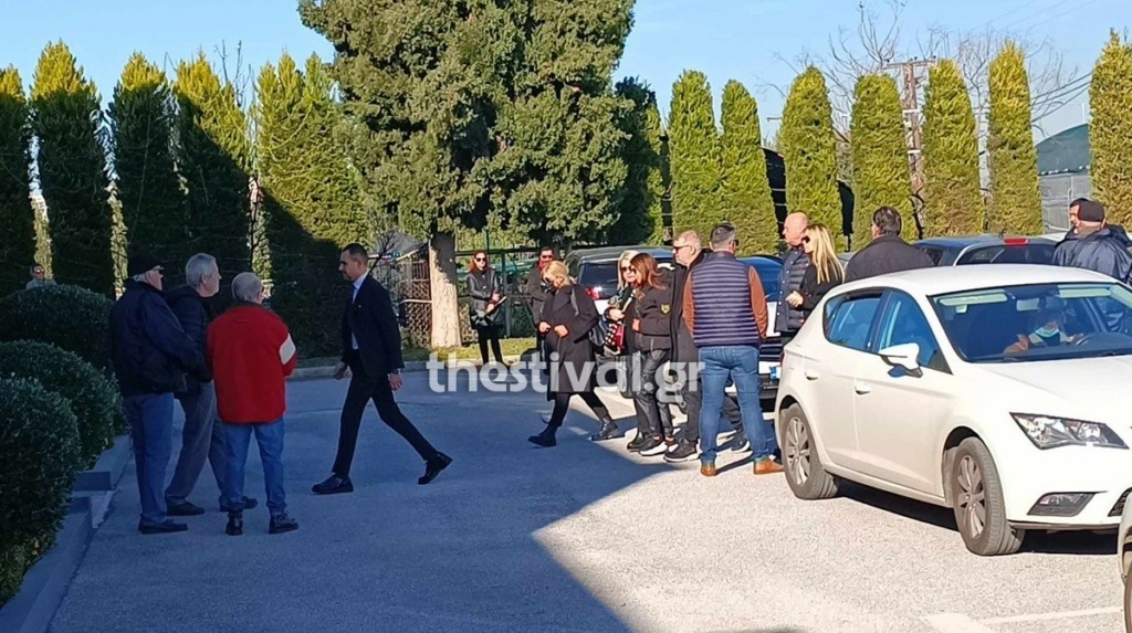 Βασίλης Καρράς: Υποβασταζόμενες η σύζυγος και η κόρη του – Στον οίκο τελετών η σορός του (vids)